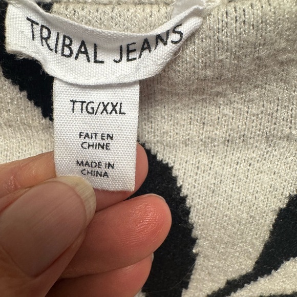 Black and White Crew Neck Sweater - Picture 6 of 8